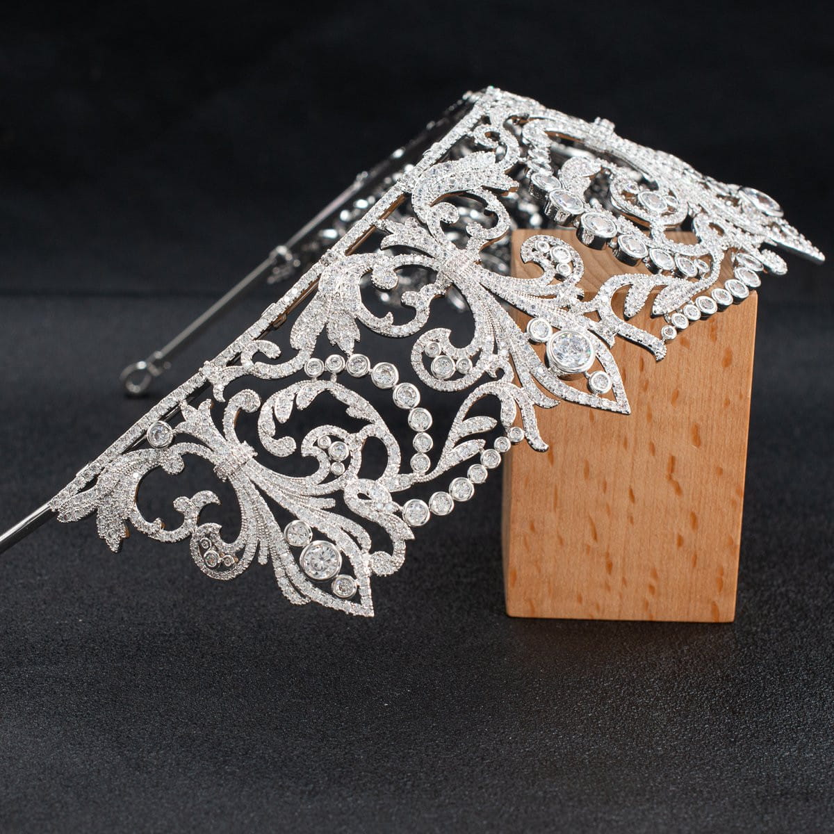 ティアラです。 クイーンメアリーズ フリンジ ティアラ、キュービック ジルコン