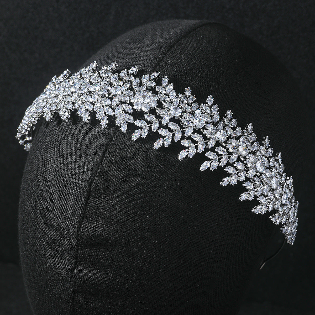 Accessori capelli sposa: fasce, coroncine e fermagli | Atelier Emé Accessori capelli sposa: fasce, coroncine e fermagli | Atelier Emé