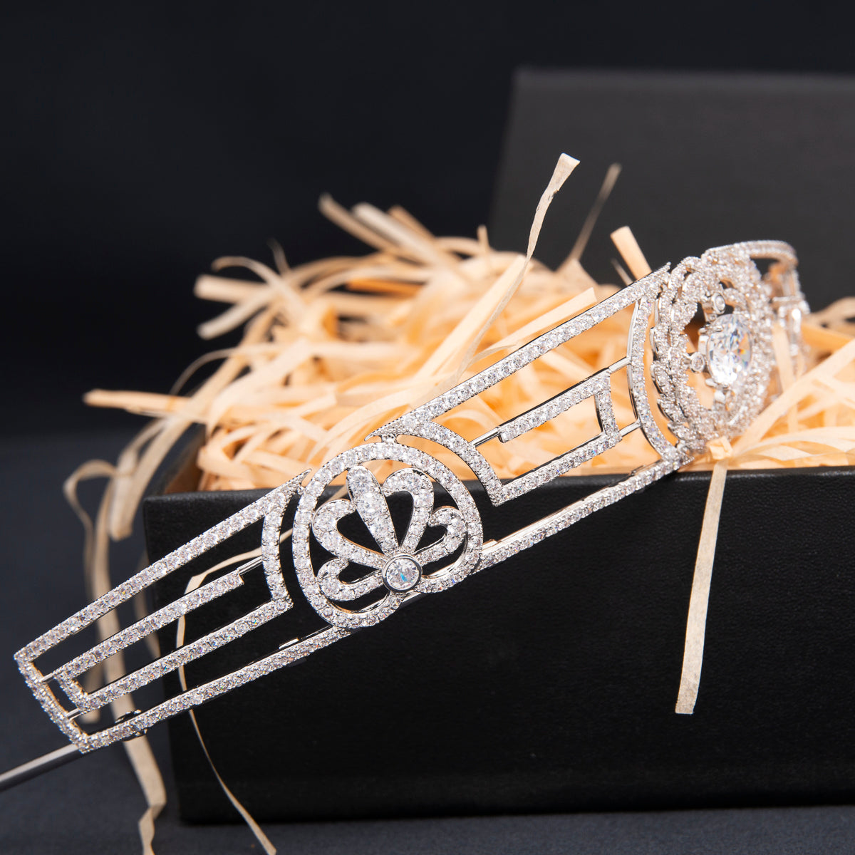 The Meander Tiara, diademi di zirconi da sposa per accessori