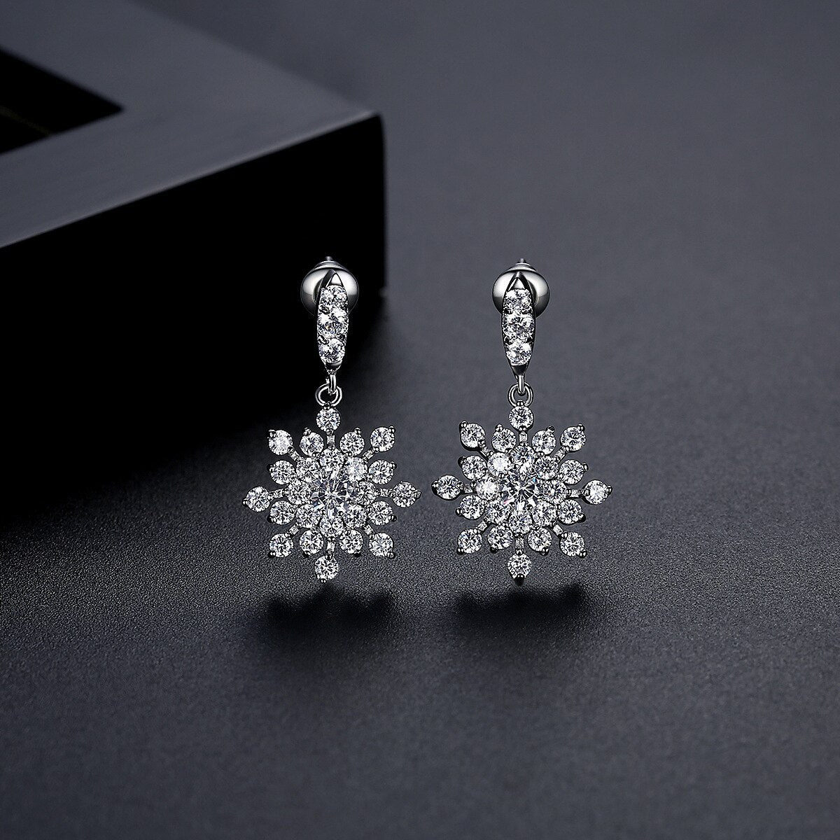 Orecchini A Fiocco Di Neve Con Pietra Di Luna – Argento 925, 9 Mm, Eleganti E Natalizi